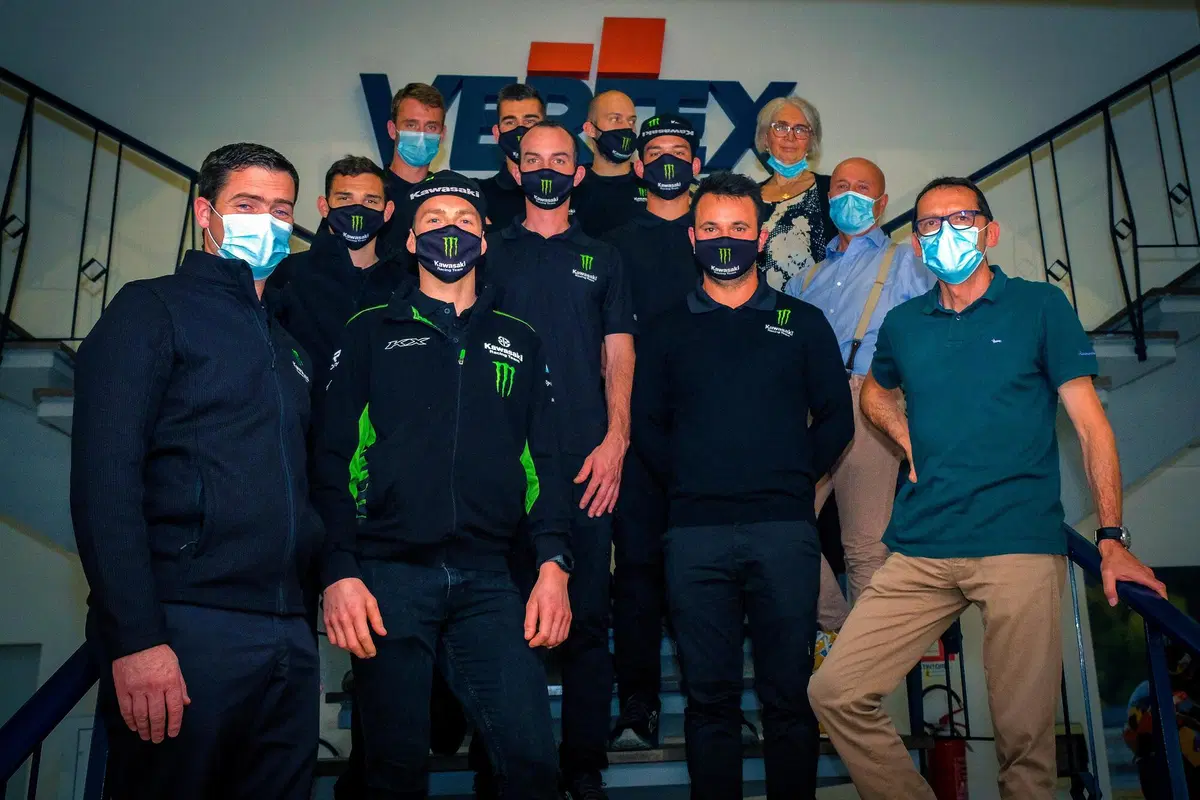Il Team Kawasaki KRT in visita alla Vertex Pistons