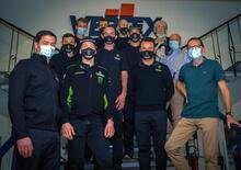 Il Team Kawasaki KRT in visita alla Vertex Pistons
