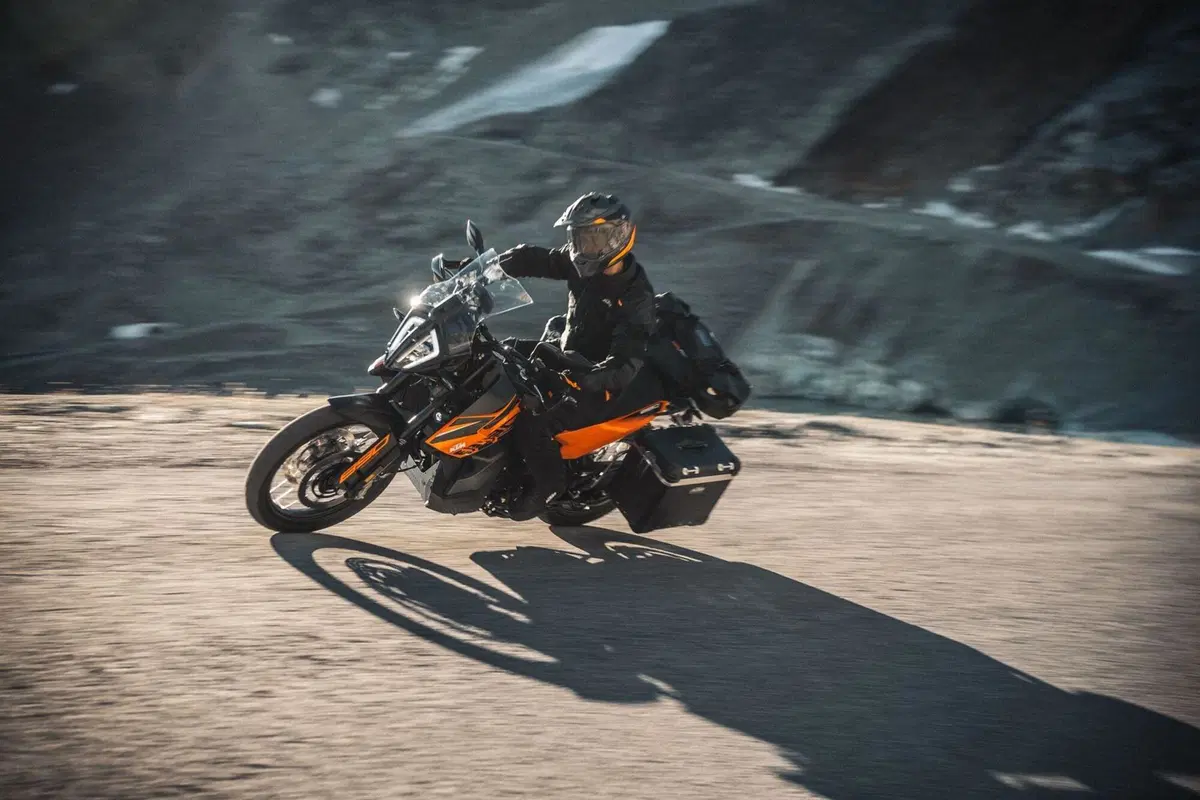 KTM 890 Adventure 2021. Caratteristiche e foto (10)