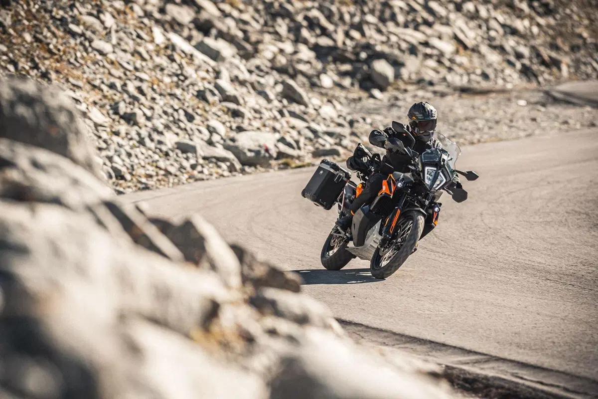 KTM 890 Adventure 2021. Caratteristiche e foto (12)