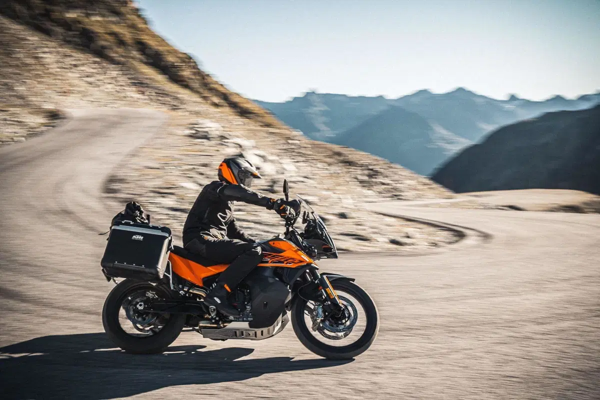 KTM 890 Adventure 2021. Caratteristiche e foto (11)