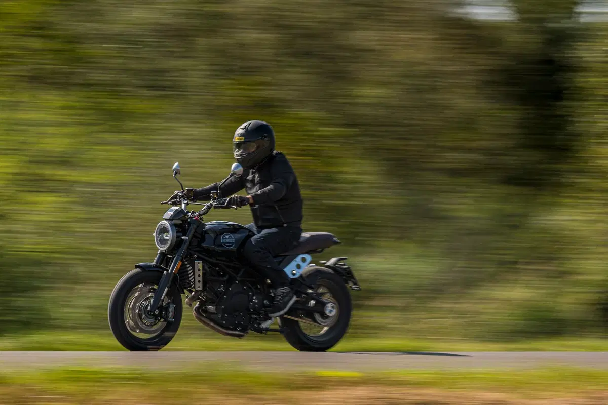 Moto Morini Super Scrambler 1200. Esperienza sensoriale!