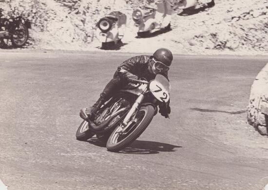 Gianni Perrone ha corso molto anche in salita. Qui lo vediamo in sella alla Norton Manx alla Colleferro-Segni del 1958.  Nella foto  in alto è in sella alla sua fida Matchless G50 in una manifestazione storica degli anni Novanta. Con questo stesso esemplare aveva corso a lungo e dopo tanto tempo è riuscito a ritrovarlo (e ad acquistarlo) presso un noto ex-pilota di Cesena