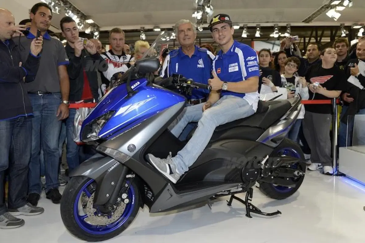 EICMA: bagno di folla per Lorenzo e Agostini in Yamaha!