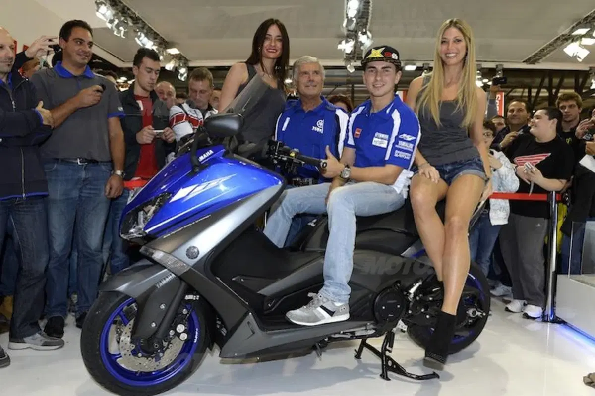 EICMA: bagno di folla per Lorenzo e Agostini in Yamaha! (2)