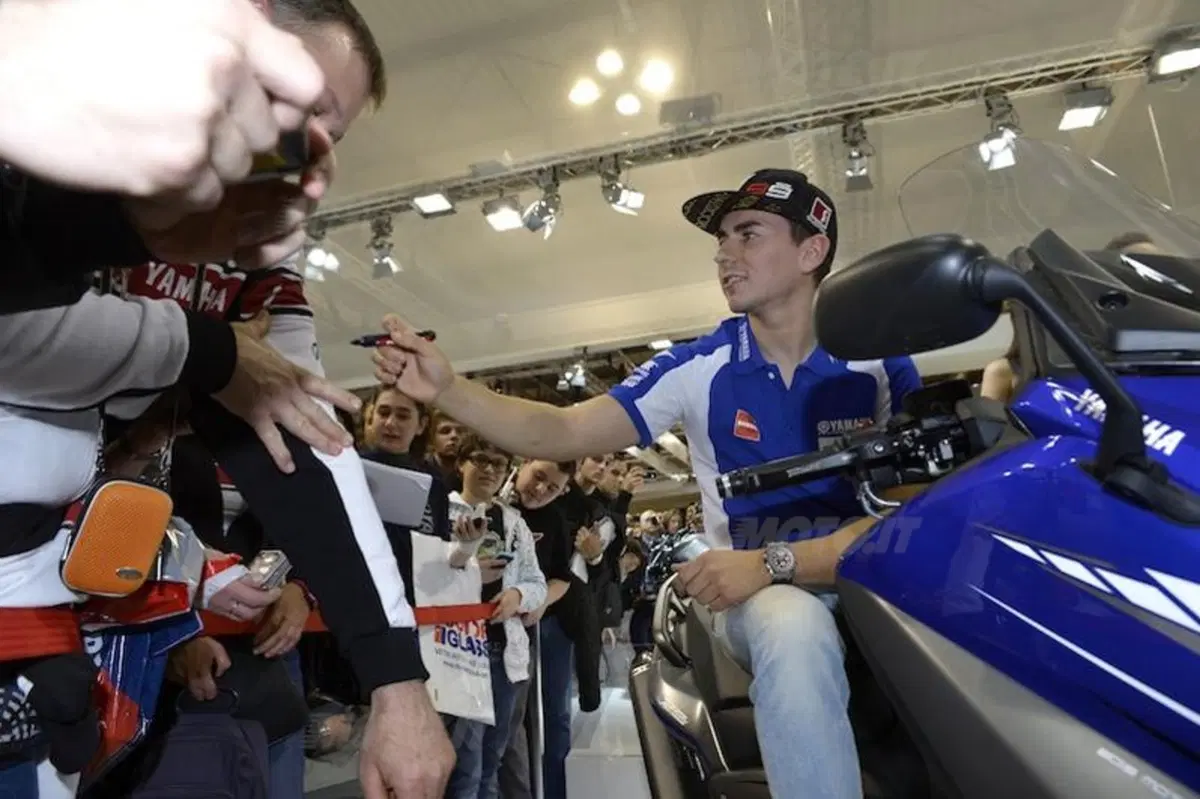 EICMA: bagno di folla per Lorenzo e Agostini in Yamaha! (6)