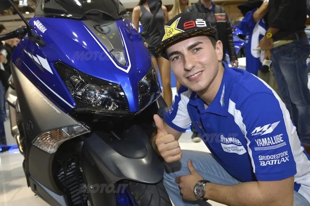 EICMA: bagno di folla per Lorenzo e Agostini in Yamaha! (7)