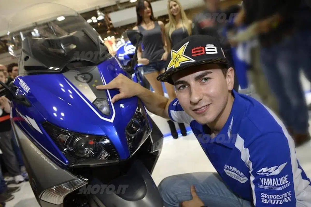 EICMA: bagno di folla per Lorenzo e Agostini in Yamaha! (8)