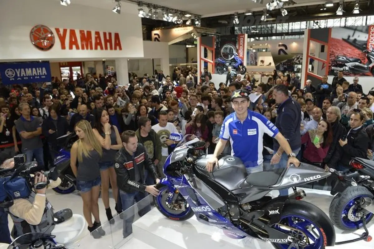 EICMA: bagno di folla per Lorenzo e Agostini in Yamaha! (9)