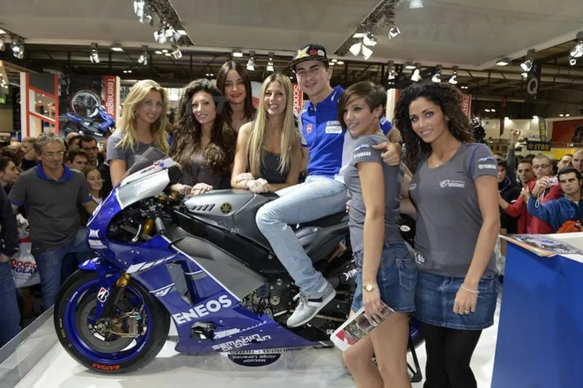 EICMA: bagno di folla per Lorenzo e Agostini in Yamaha! (11)