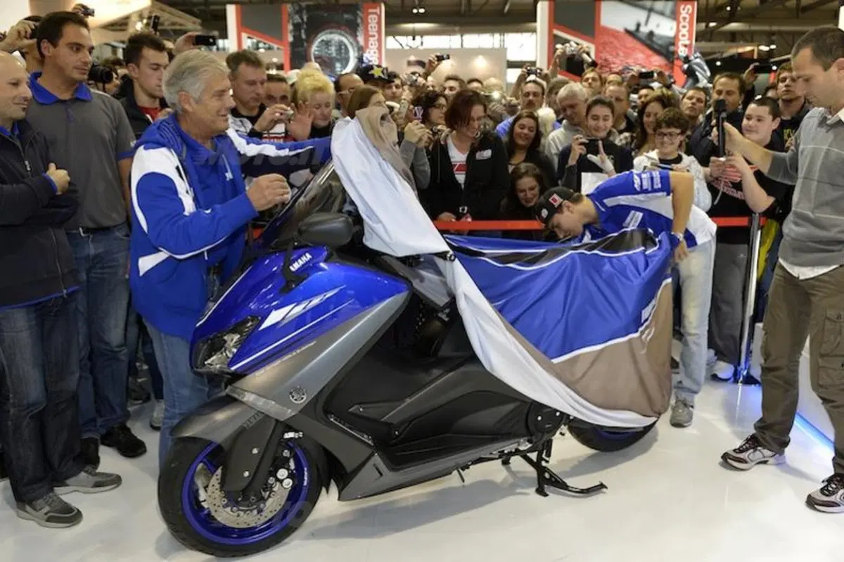 EICMA: bagno di folla per Lorenzo e Agostini in Yamaha! (12)