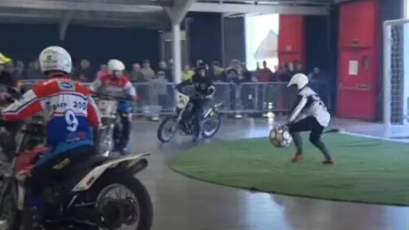 Motoball: due tiri a calcetto o due derapate in moto? [VIDEO VIRALE]