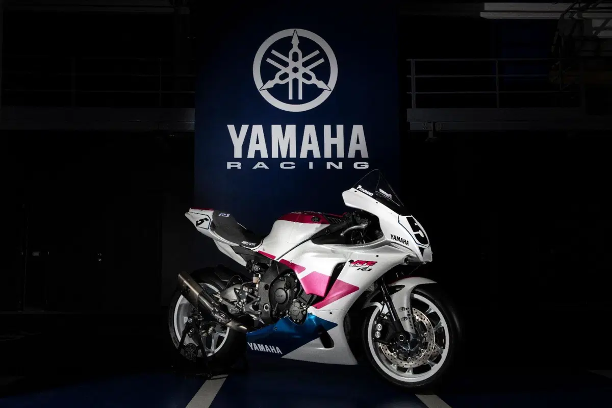Yamaha ricorda Fabrizio Pirovano all'Estoril. La R1 replica ora è all'asta (3)