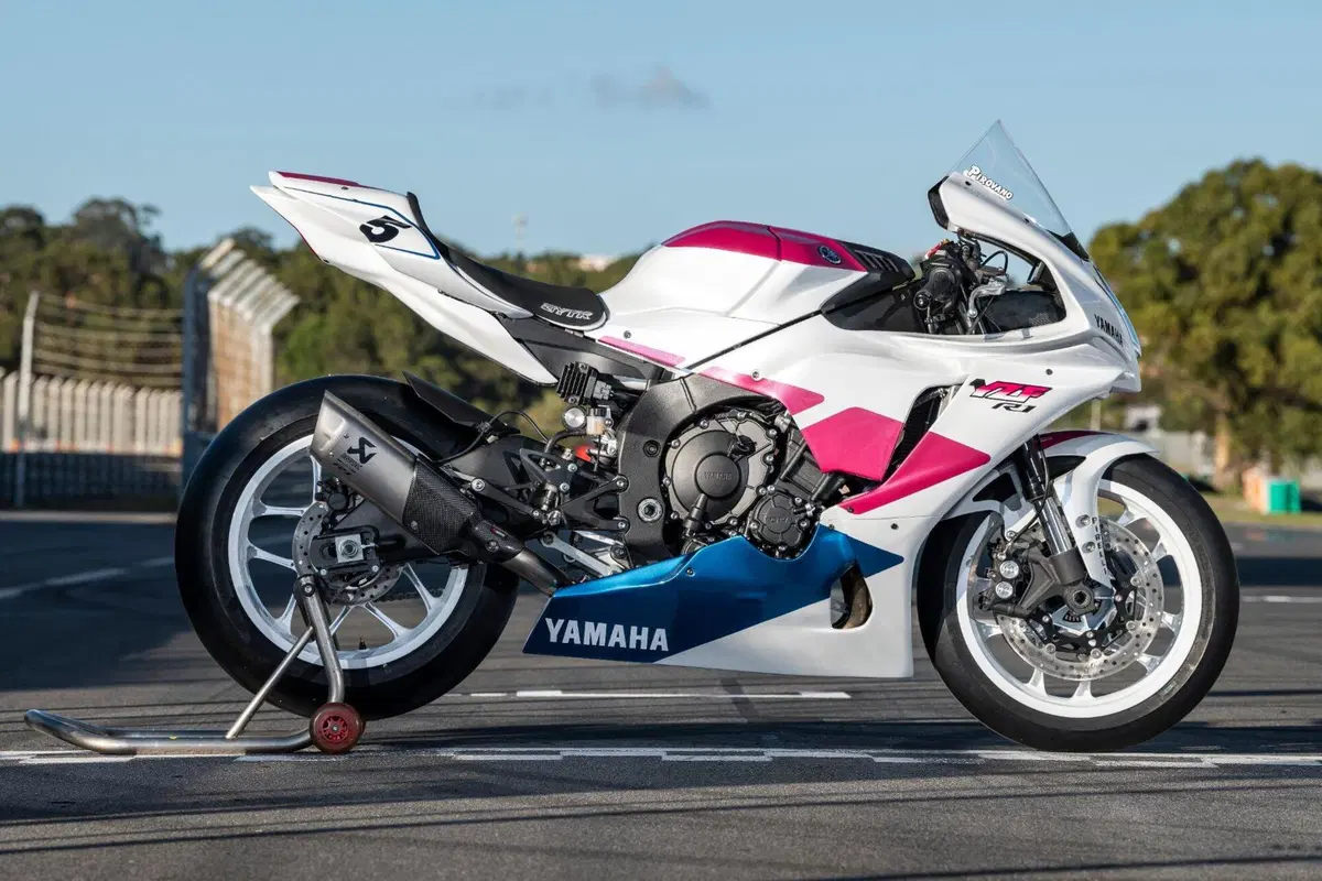 Yamaha ricorda Fabrizio Pirovano all'Estoril. La R1 replica ora è all'asta (6)