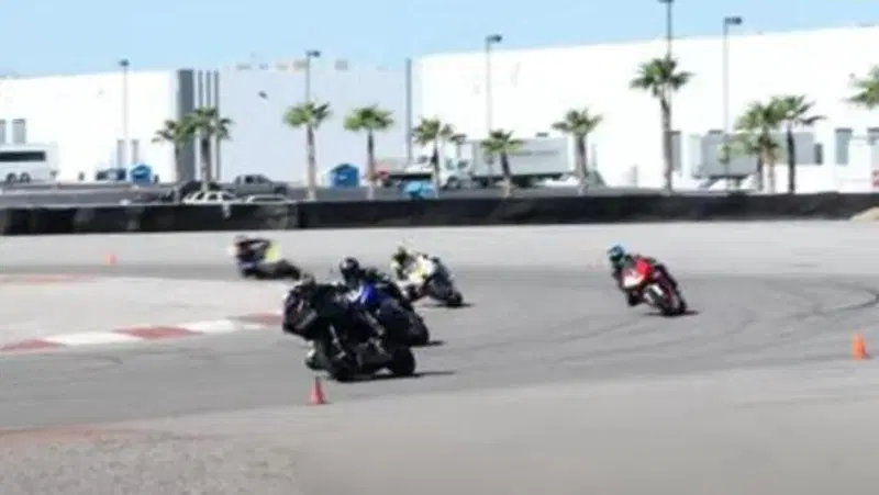 In pista con la Harley bagger, Ben Bostrom d&agrave; la paga alle supersportive [VIDEO VIRALE]