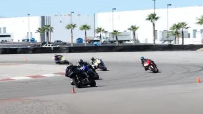 In pista con la Harley bagger, Ben Bostrom d&agrave; la paga alle supersportive [VIDEO VIRALE]