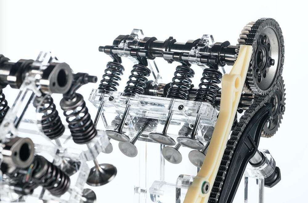 Nel nuovo motore V4 Granturismo la Ducati &egrave; tornata, dopo tanti anni, a utilizzare ancora una distribuzione di tipo convenzionale, con le valvole che vengono richiamate da molle elicoidali