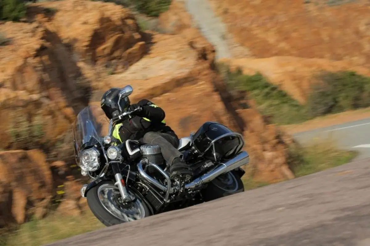 Moto Guzzi California 1400 Touring (13)