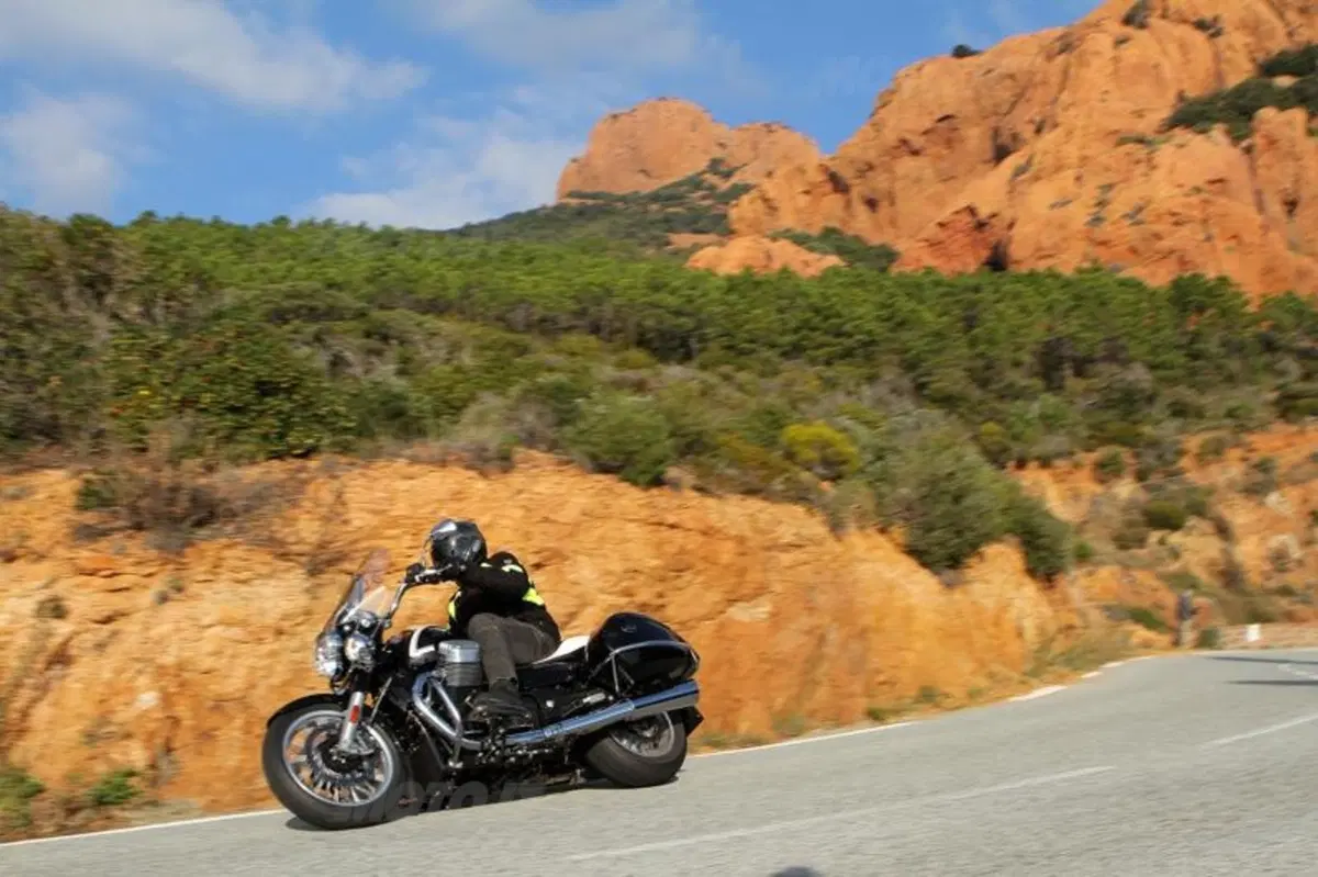 Moto Guzzi California 1400 Touring (18)