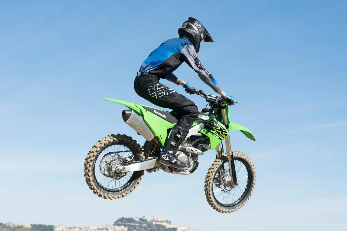 Kawasaki KX 250 e 450 2021: TEST, balzo in avanti della 250, tutta nuova