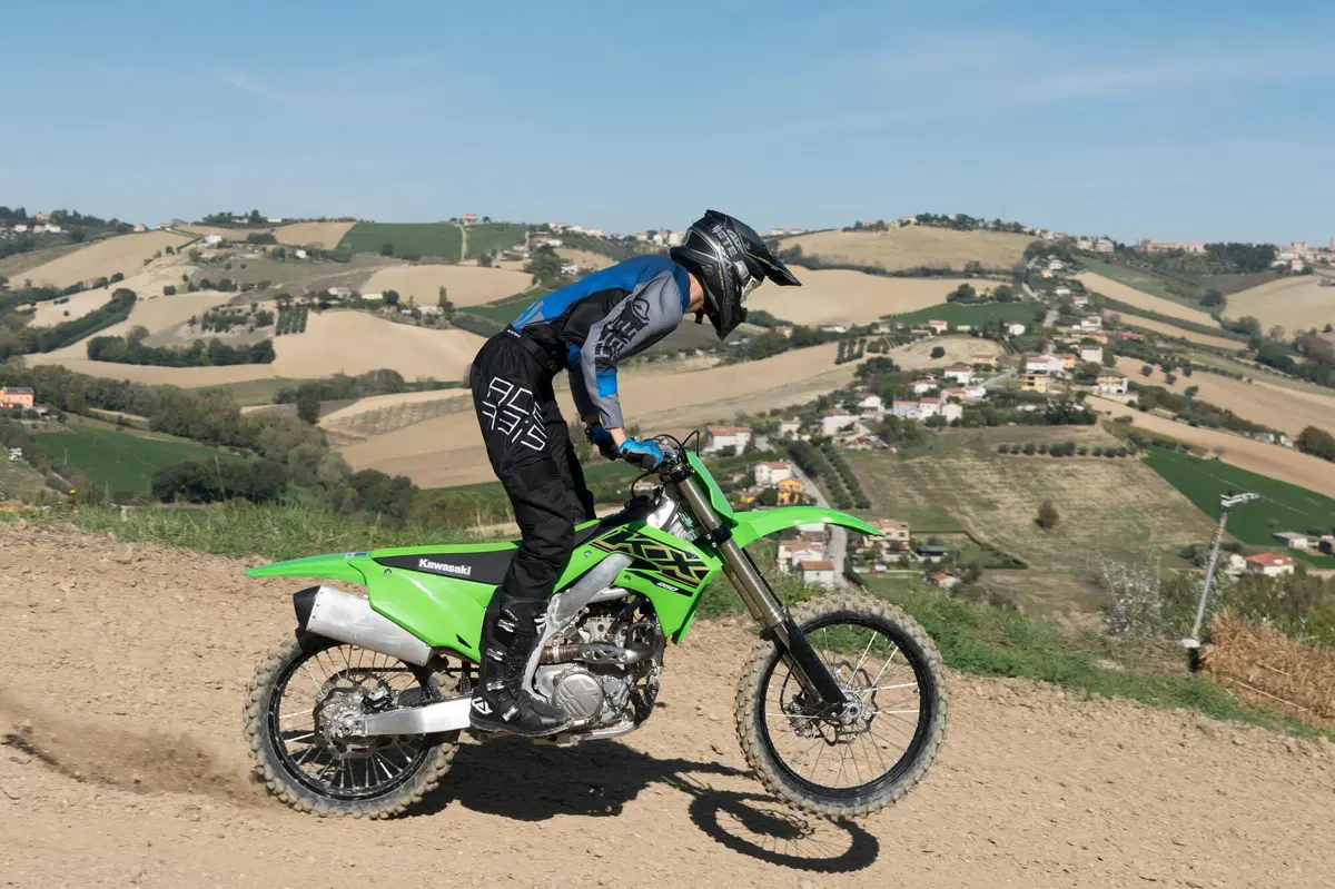 Kawasaki KX 250 e 450 2021: TEST, balzo in avanti della 250, tutta nuova (2)