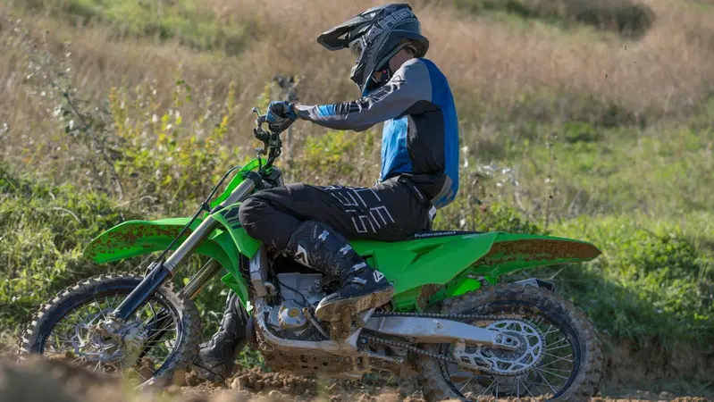 Kawasaki KX 250 e 450 2021: TEST, balzo in avanti della 250, tutta nuova