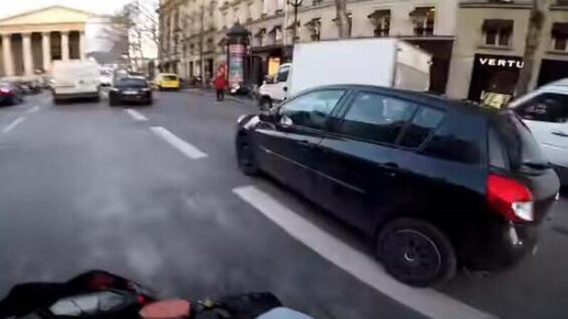 Investe un pedone con l&rsquo;auto, motociclista lo insegue e lo fa arrestare [VIDEO VIRALE]