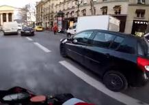 Investe un pedone con l’auto, motociclista lo insegue e lo fa arrestare [VIDEO VIRALE]