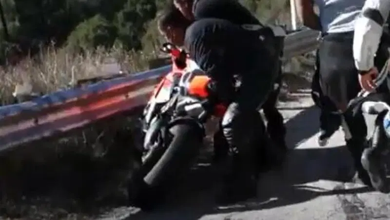 Dritto in curva con la Panigale V4: niente di grave, ma che figuraccia! [VIDEO VIRALE]