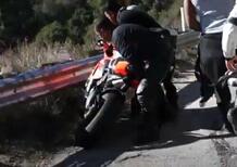 Dritto in curva con la Panigale V4: niente di grave, ma che figuraccia! [VIDEO VIRALE]