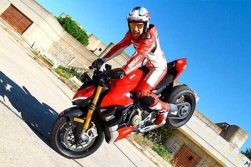 Lo stuntman (e pilota) che tira il collo alla Ducati Streetfighter S V4 (5)