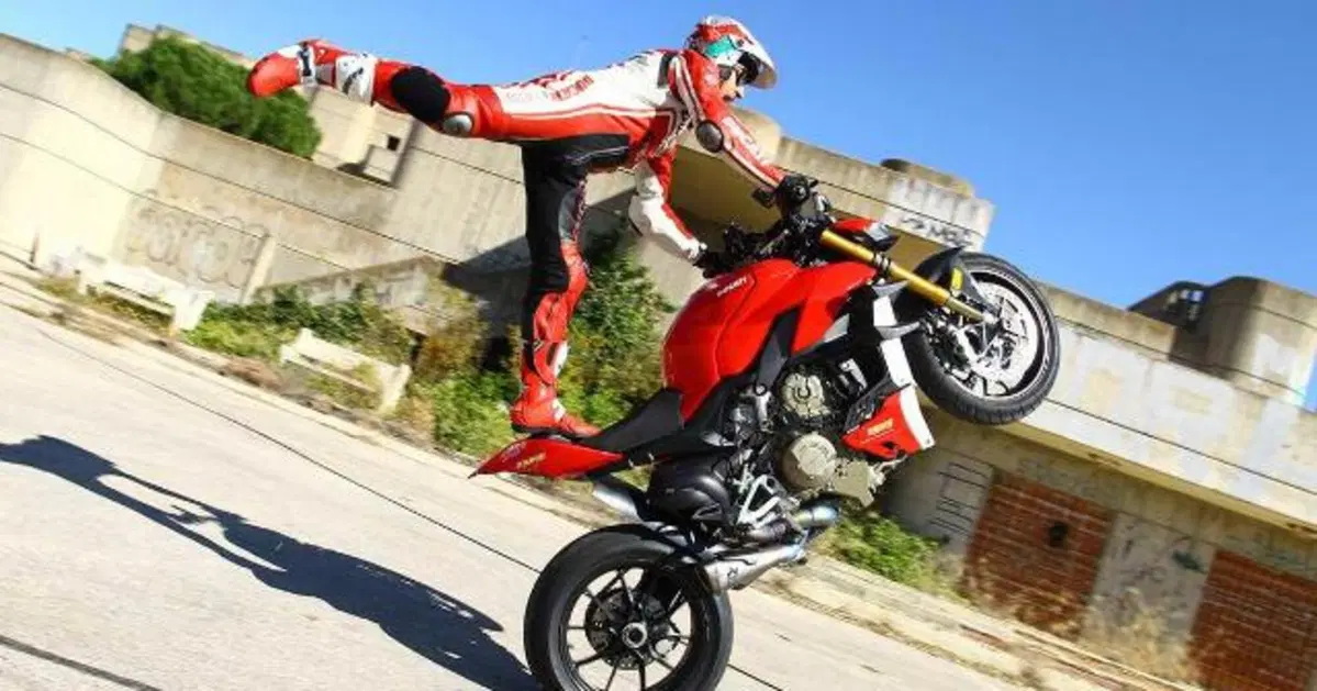 Lo stuntman (e pilota) che tira il collo alla Ducati Streetfighter S V4 (7)