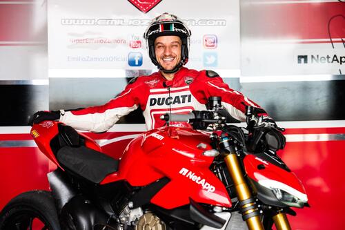 Lo stuntman (e pilota) che tira il collo alla Ducati Streetfighter S V4 (8)