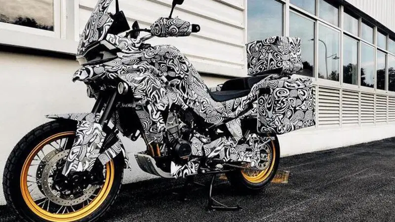 CF Moto MT800. Nuove foto spia dell'Adventure che &egrave; un po' KTM
