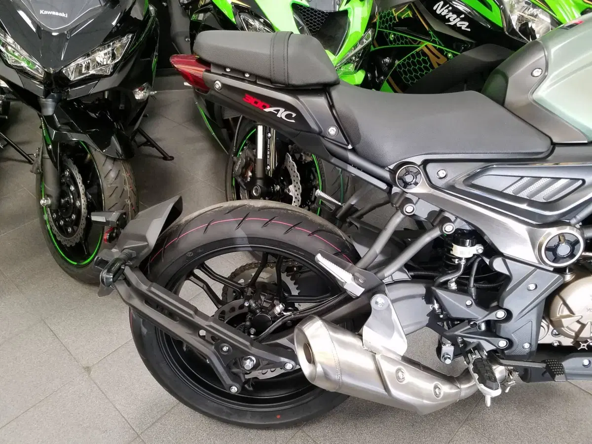 Voge Trofeo 300AC (2021 - 26) (7)