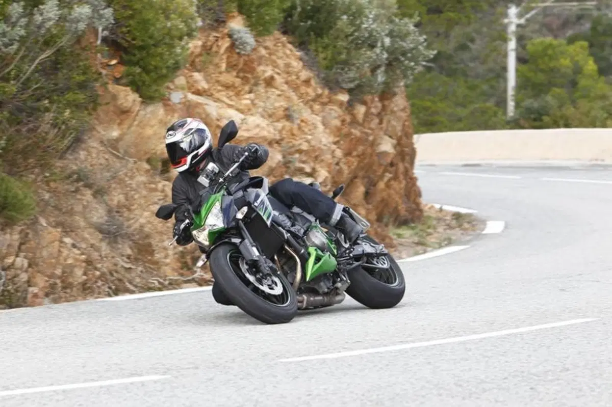 Kawasaki Z800 2013   (4)