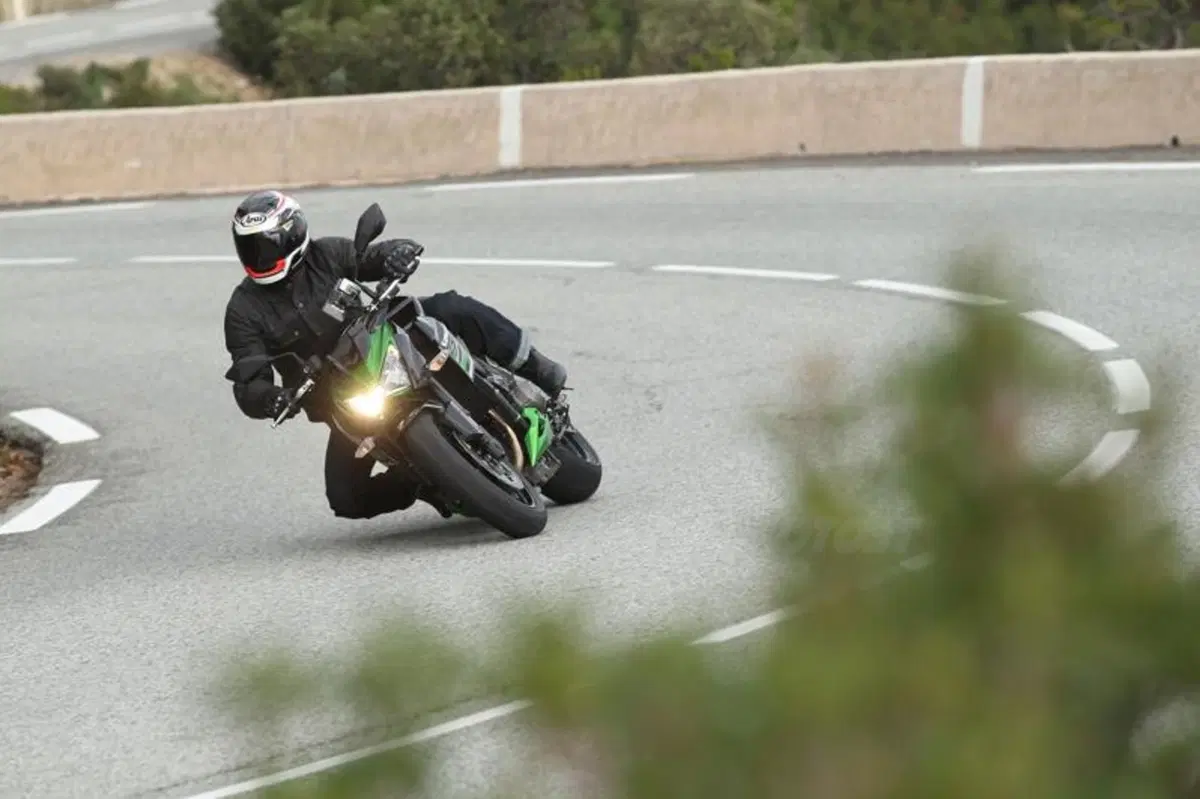 Kawasaki Z800 2013   (9)