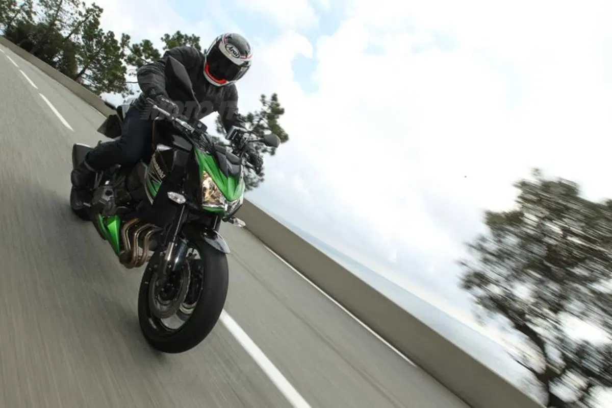Kawasaki Z800 2013   (12)