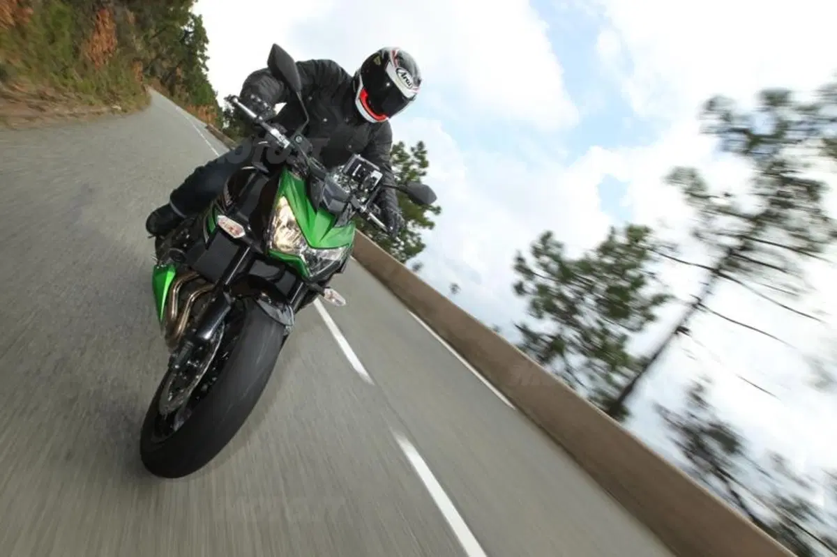 Kawasaki Z800 2013   (13)