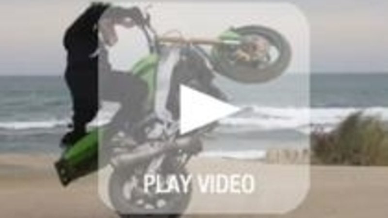 Video. Stunt riding... on the beach!