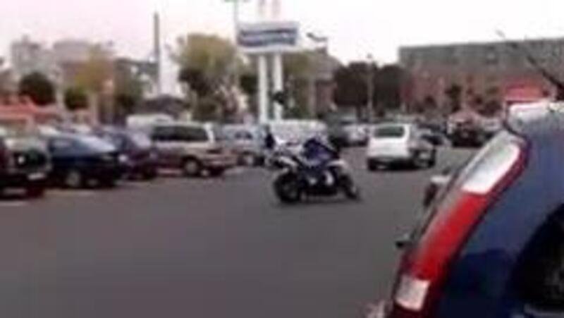 La Suzuki GSX-R 1000 che ha conosciuto l&rsquo;asfalto appena fuori dalla concessionaria [VIDEO]
