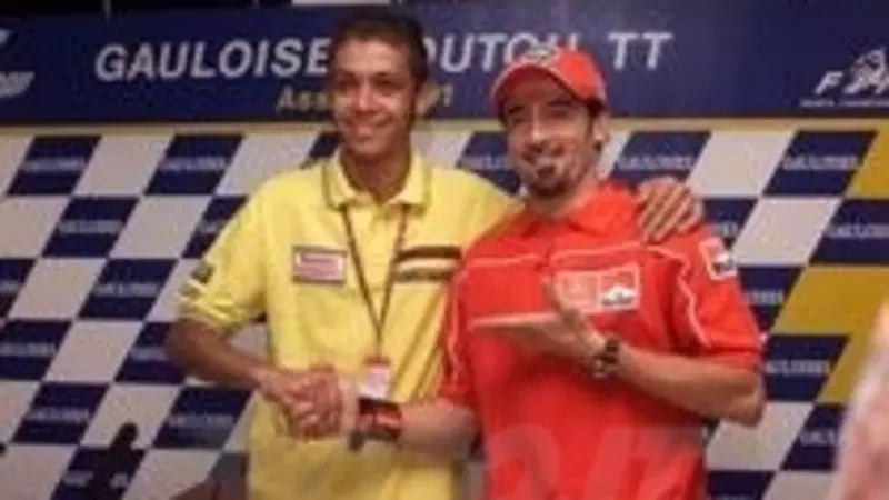Valentino Rossi e Max Biaggi amici su Twitter
