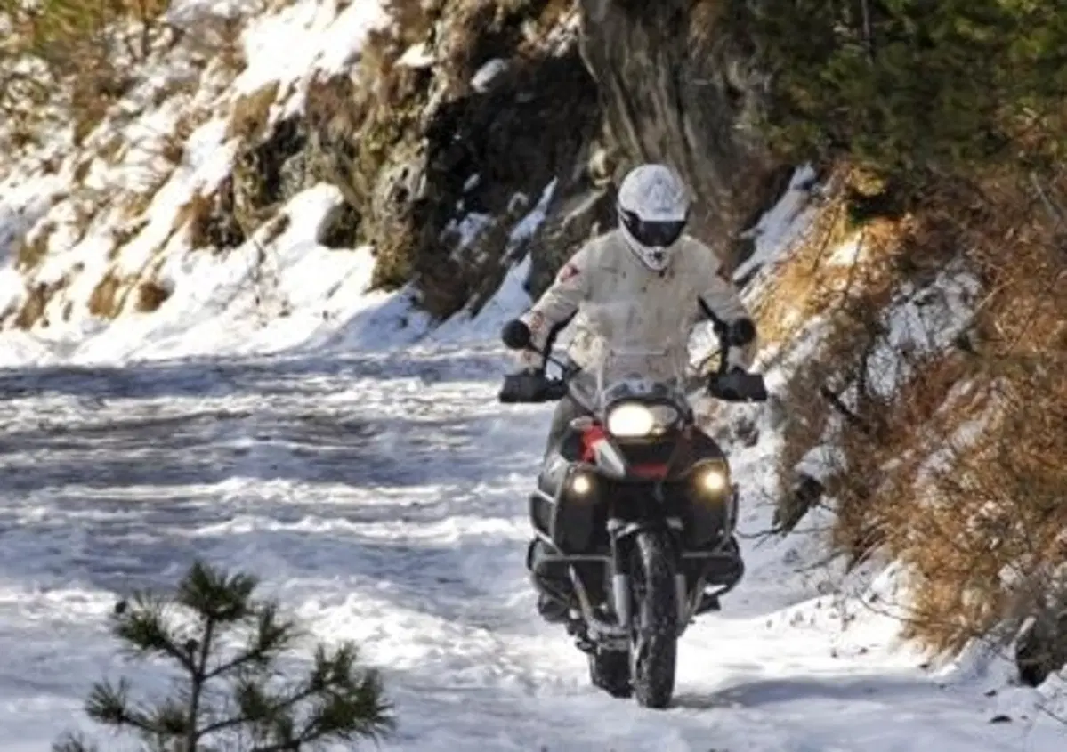 L'obbligo delle catene a bordo non riguarda moto e scooter