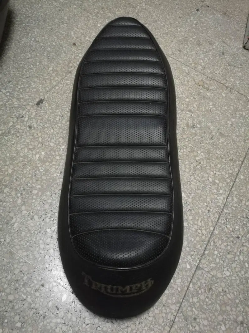 SELLA ORIGINALE BONNEVILLE EPOCA Triumph (2)