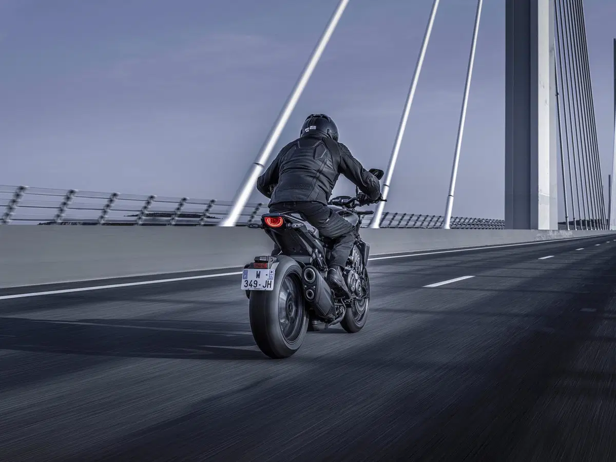 Honda CB1000R 2021: Euro5 e finiture più aggiornate (10)