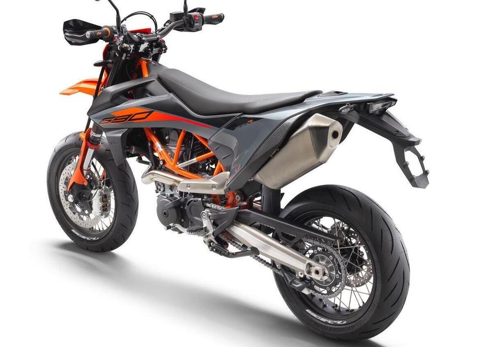 KTM 690 SMC R (2021-22) (4)