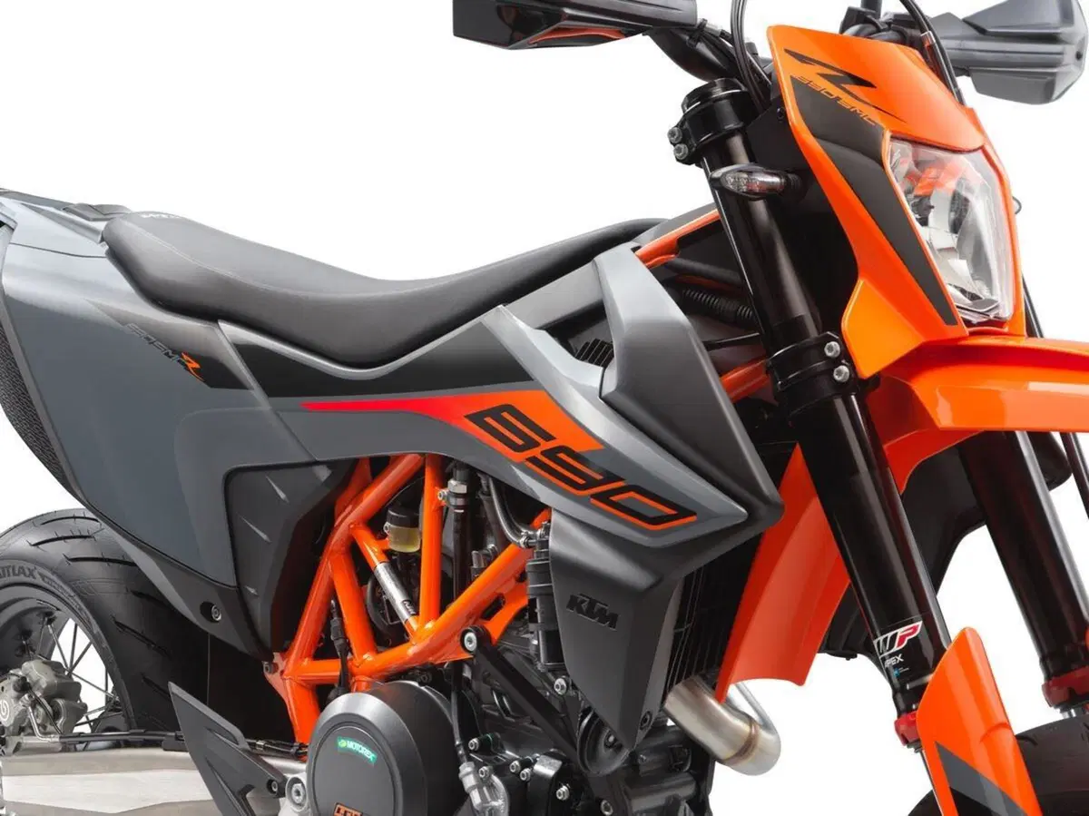 KTM 690 ENDURO R e KTM 690 SMC R 2021: foto e scheda tecnica (2)
