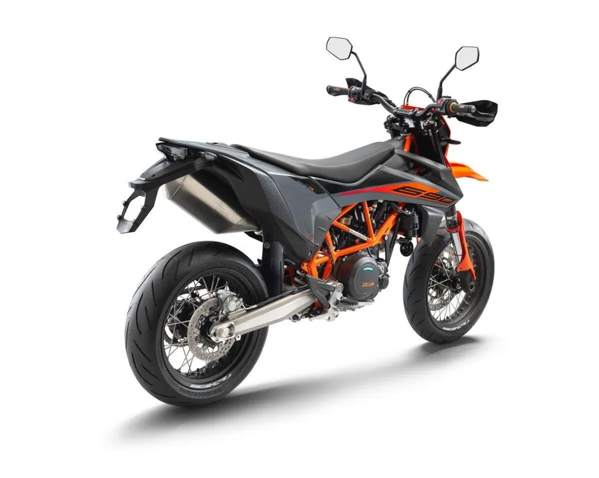 KTM 690 ENDURO R e KTM 690 SMC R 2021: foto e scheda tecnica (3)