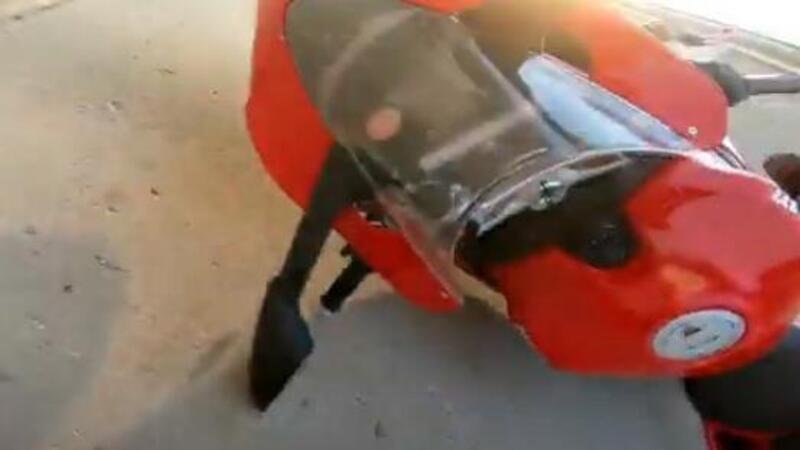 Moto fail: come danneggiare una Ducati Panigale stando fermi [VIDEO VIRALE]