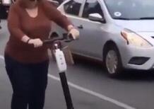 Scooter fun: signora, il monopattino elettrico non fa per lei [VIDEO VIRALE] 